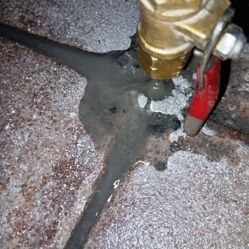 地面に防蟻剤を注入