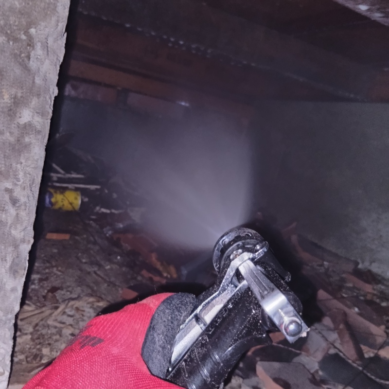 床下の木材にシロアリ駆除剤を散布