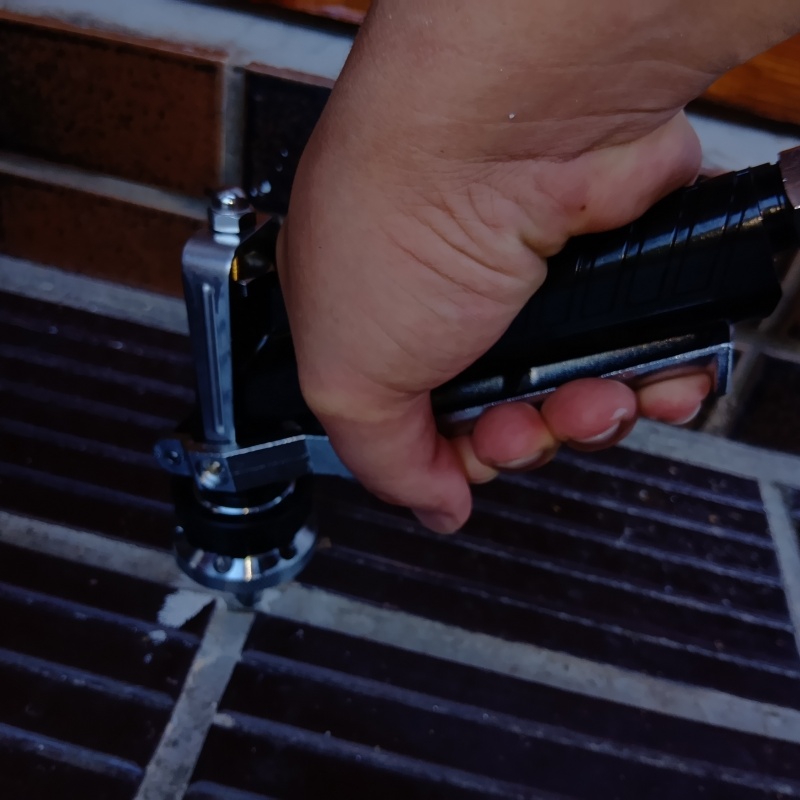 地面にシロアリ駆除剤を注入