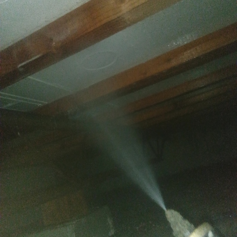 床下の木材に防蟻剤を散布