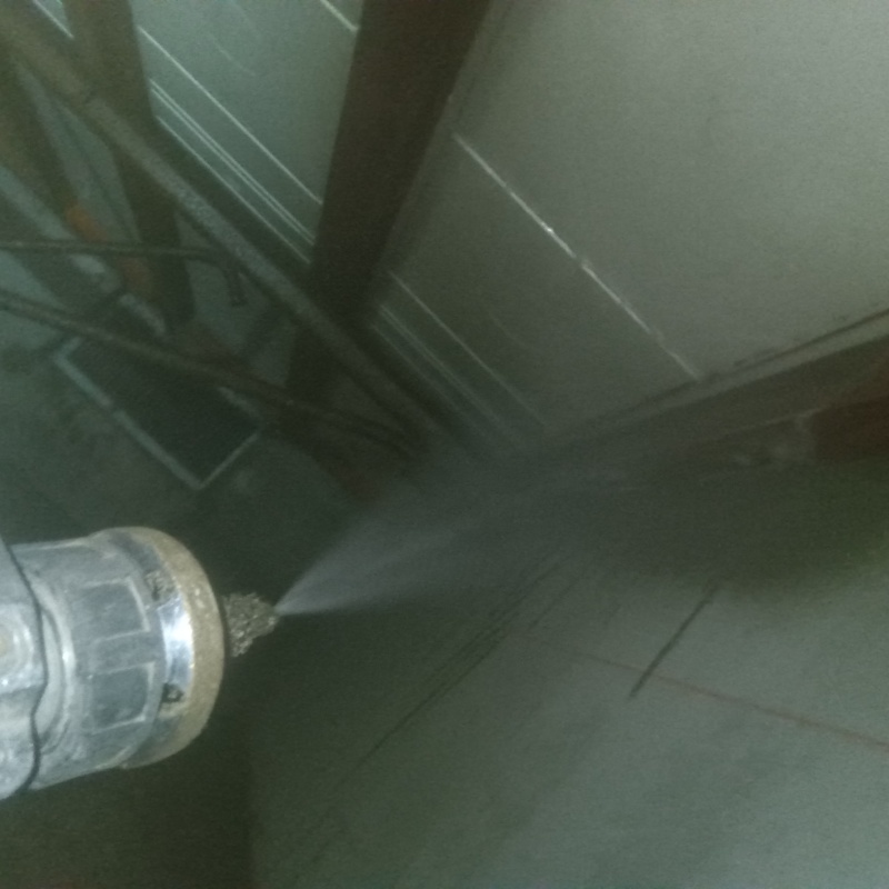 床下の地面に防蟻剤を散布