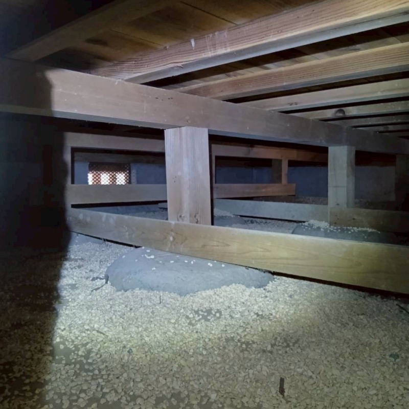 床下に調湿剤を敷き詰めた様子