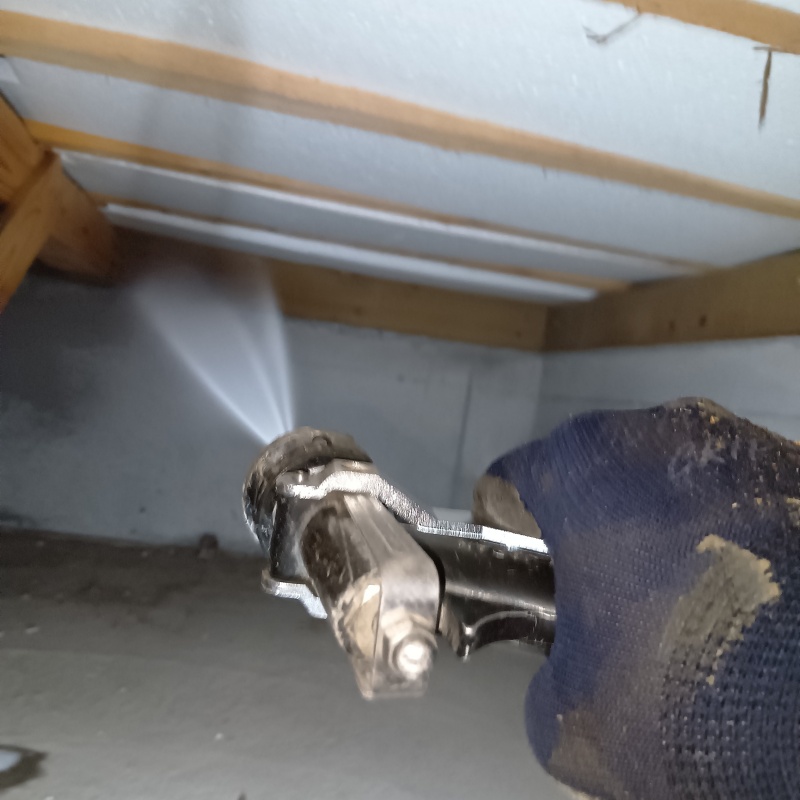 床下の木材に防蟻剤を散布