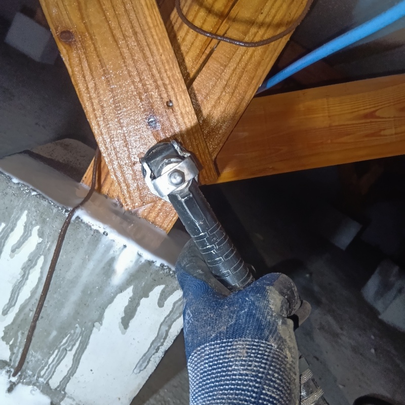 床下の柱に防蟻剤を散布