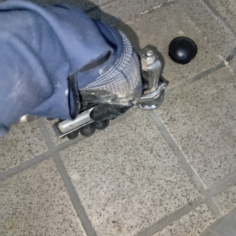 地面に防蟻剤を注入