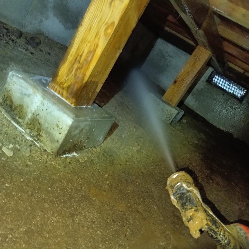 床下の木材にシロアリ駆除剤を散布
