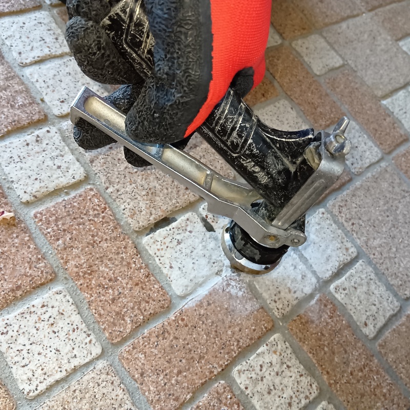 地面にシロアリ駆除剤を注入