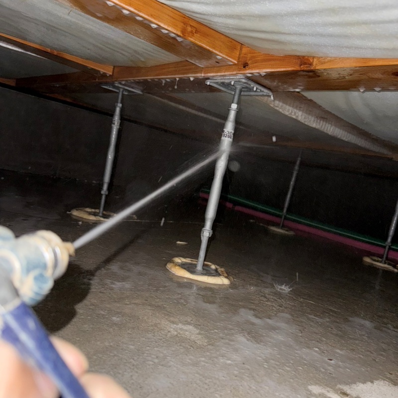 床下の支柱まわりに防蟻剤を散布