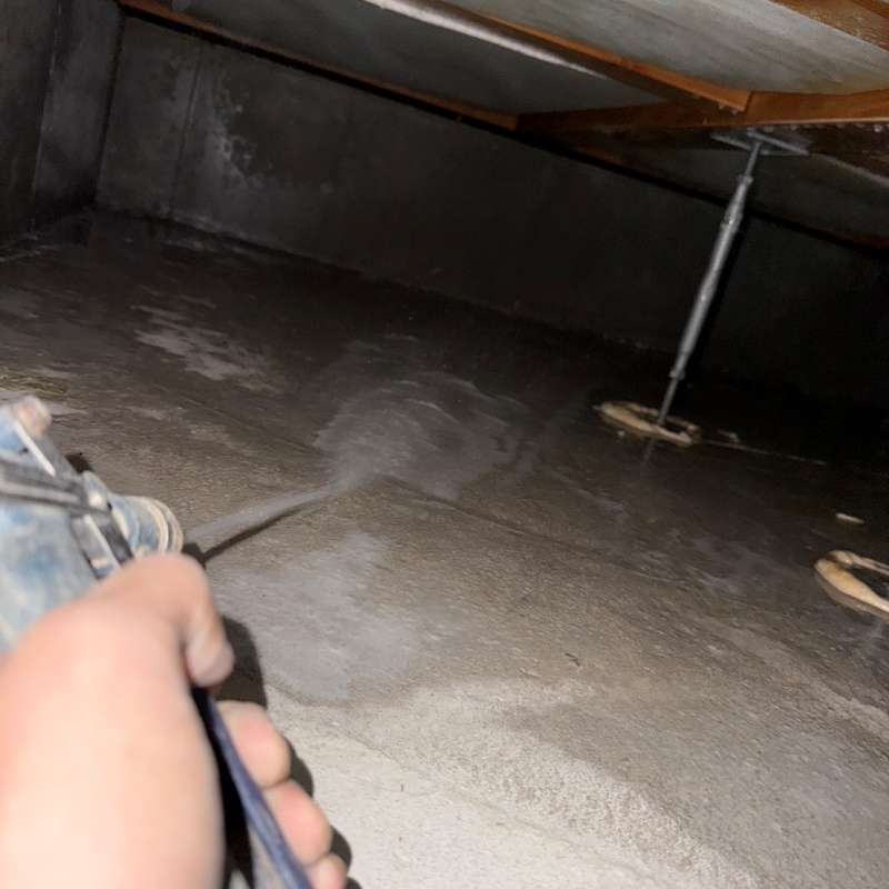 床下の地面に防蟻剤を散布