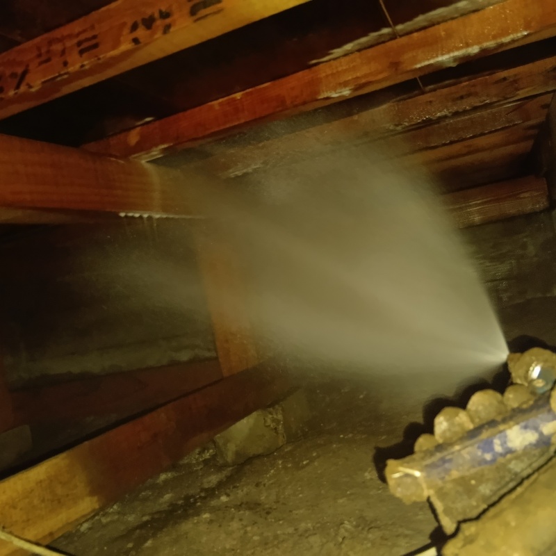 床下の木材にシロアリ駆除剤を散布