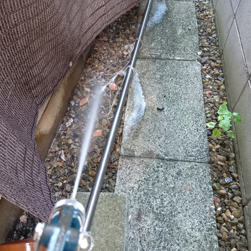 屋外の地面にシロアリ駆除剤を散布