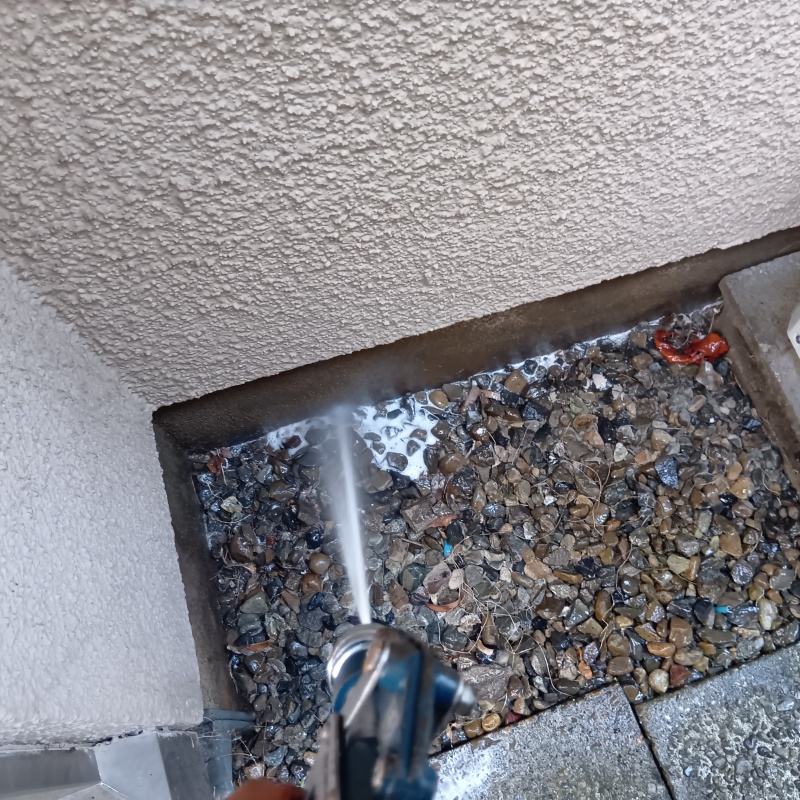 建物外周にシロアリ駆除剤を散布