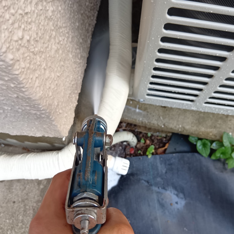 建物外周にシロアリ駆除剤を散布