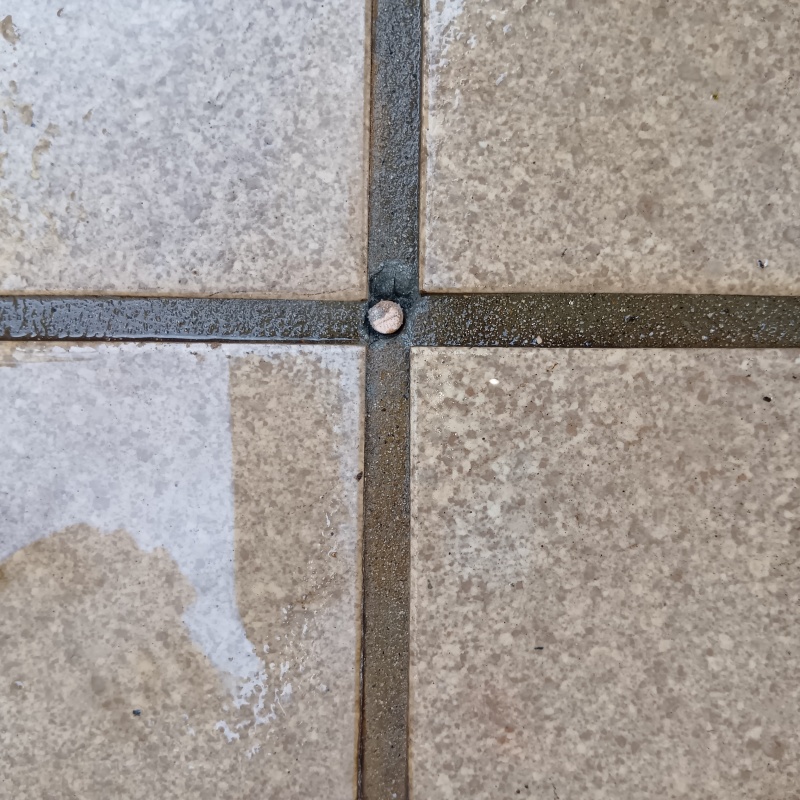 開けた穴を修復した様子