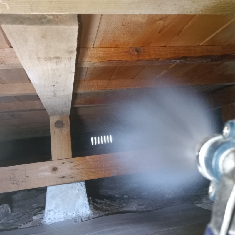 床下木材に防蟻剤を散布