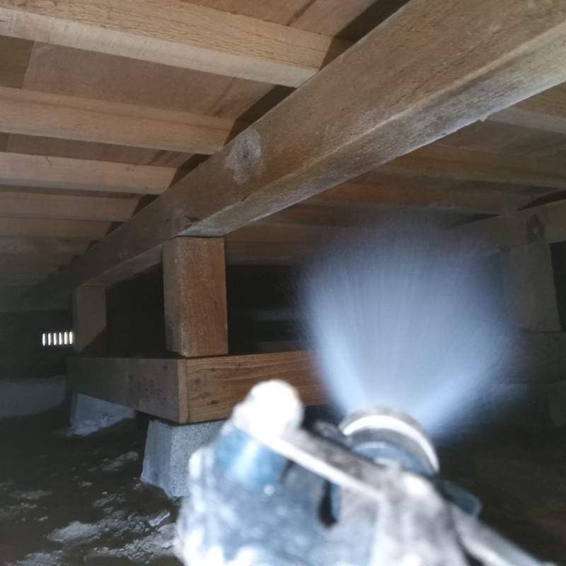 床下木材に防蟻剤を散布している様子