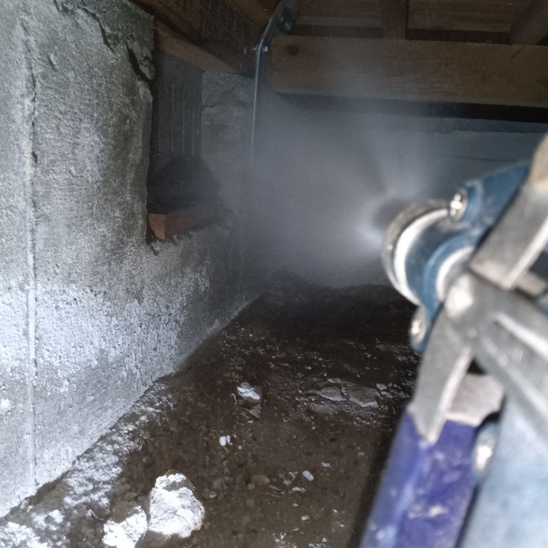 基礎に防蟻剤を散布