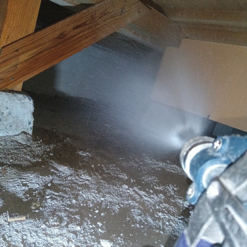 地面に防蟻剤を散布