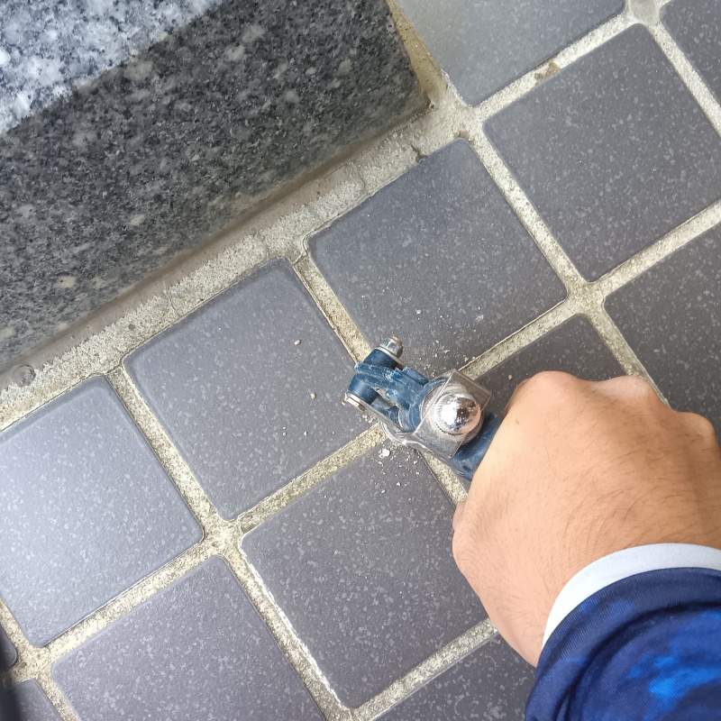 玄関床の目地に穴を開けて防蟻剤を注入