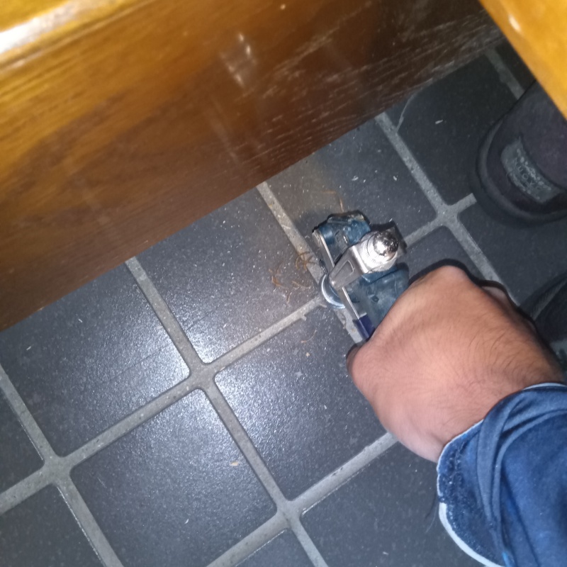 玄関床のタイルの目地から防蟻剤を注入