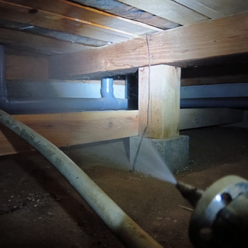 床下木材にシロアリ駆除剤を散布