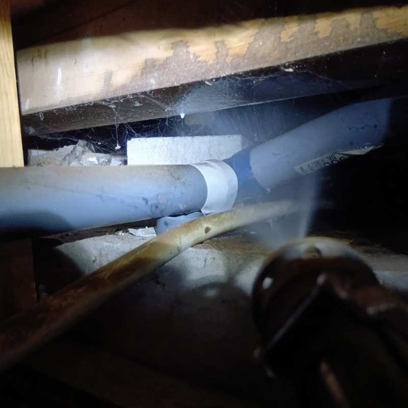 基礎にシロアリ駆除剤を吹きつける様子