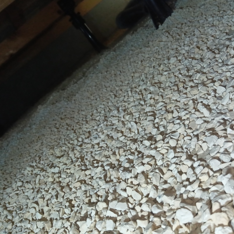 調湿剤を床下に敷いた様子