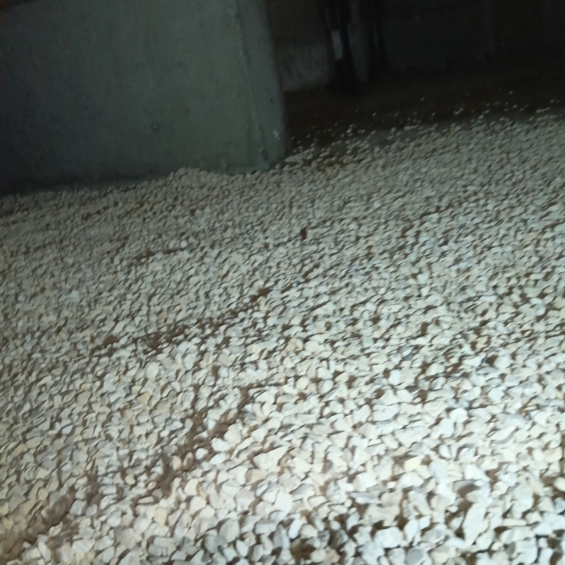 調湿剤を床下に敷いた様子