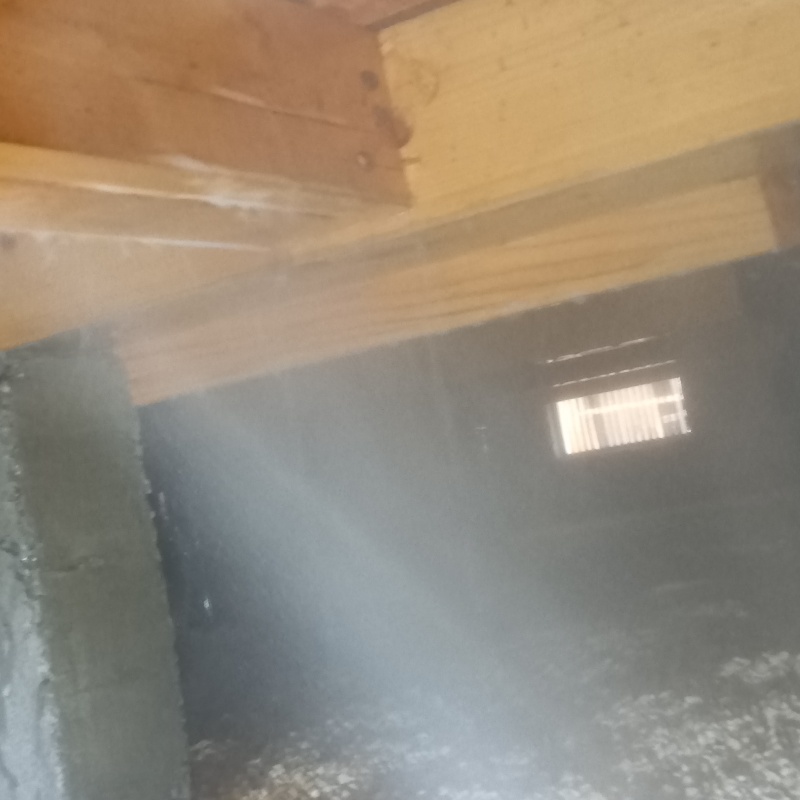 床下木材に防蟻剤を散布