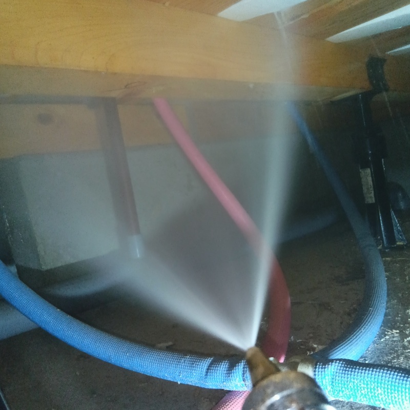 床下断熱材に防蟻剤を散布