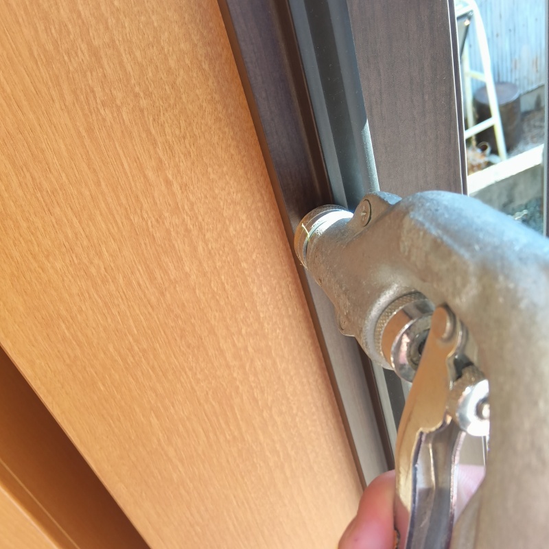 壁材に穴を開けて防蟻剤を注入