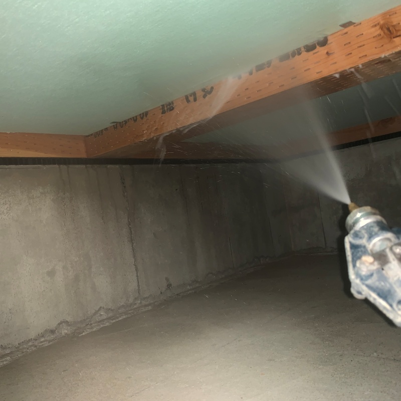 床下木材に防蟻剤を散布