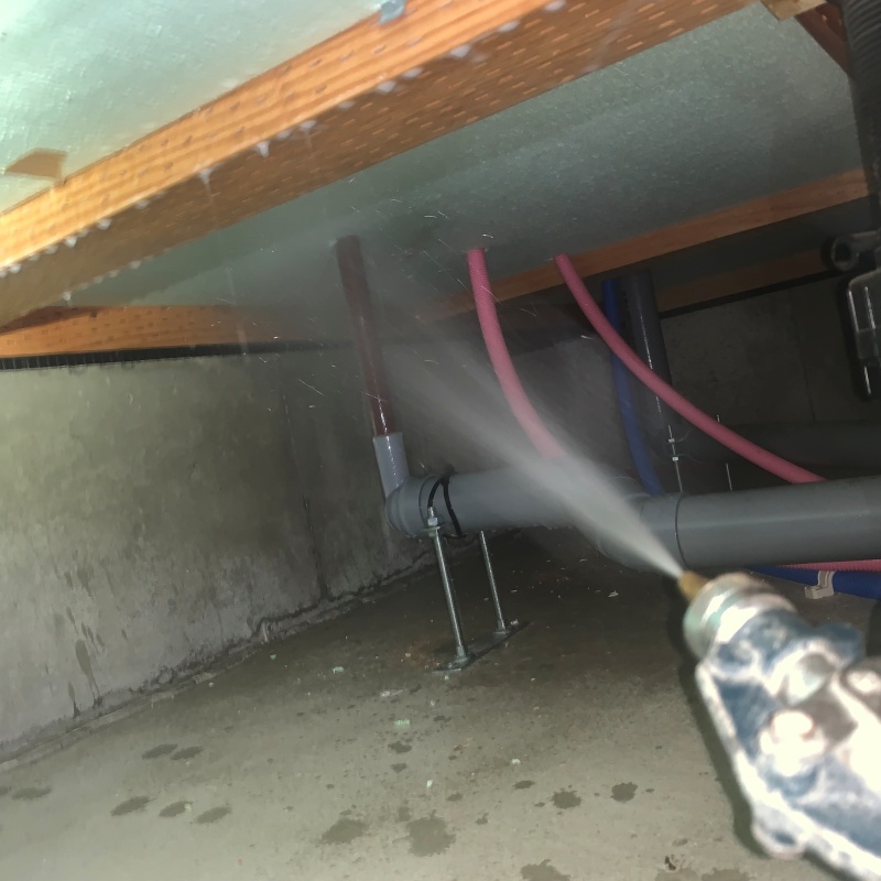 床下断熱材に防蟻剤を散布する様子