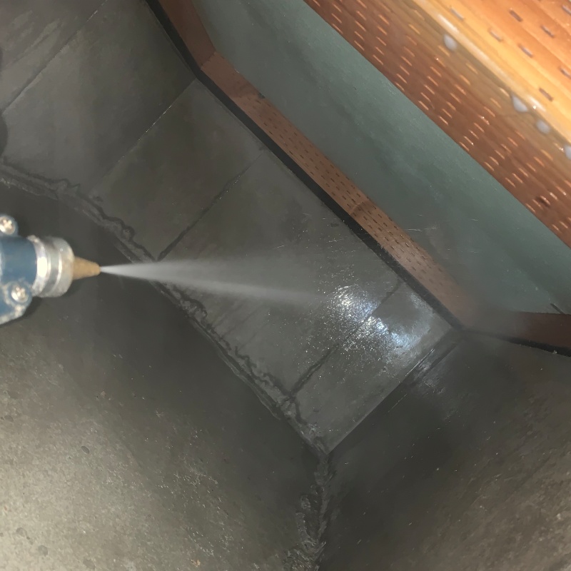 基礎に防蟻剤を吹きつける様子