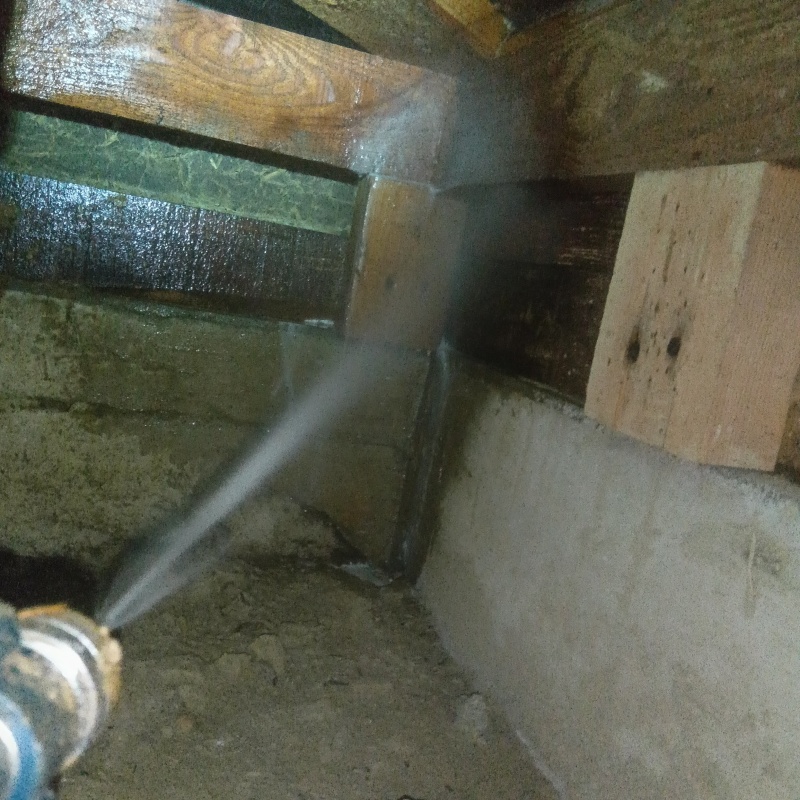 床下木材にシロアリ駆除剤を散布