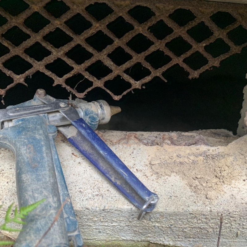 地面にシロアリ駆除剤を散布