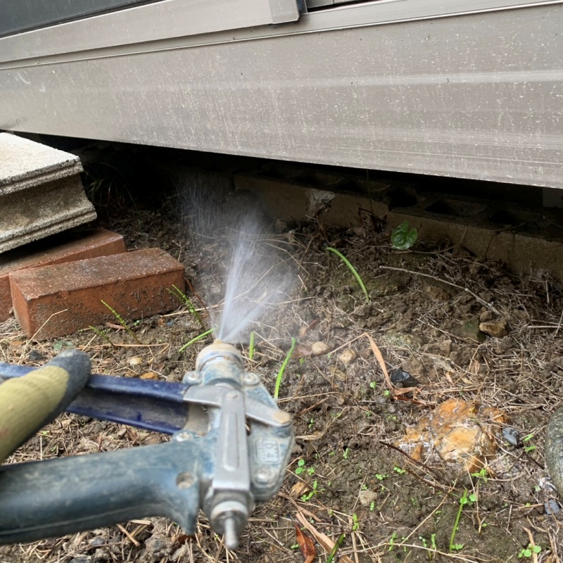 建物外周の土壌にシロアリ駆除剤を散布