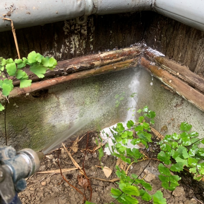 基礎まわりにシロアリ駆除剤を散布する様子