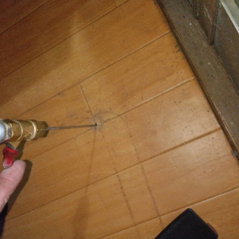 フローリングに穴を開けてシロアリ駆除剤を注入