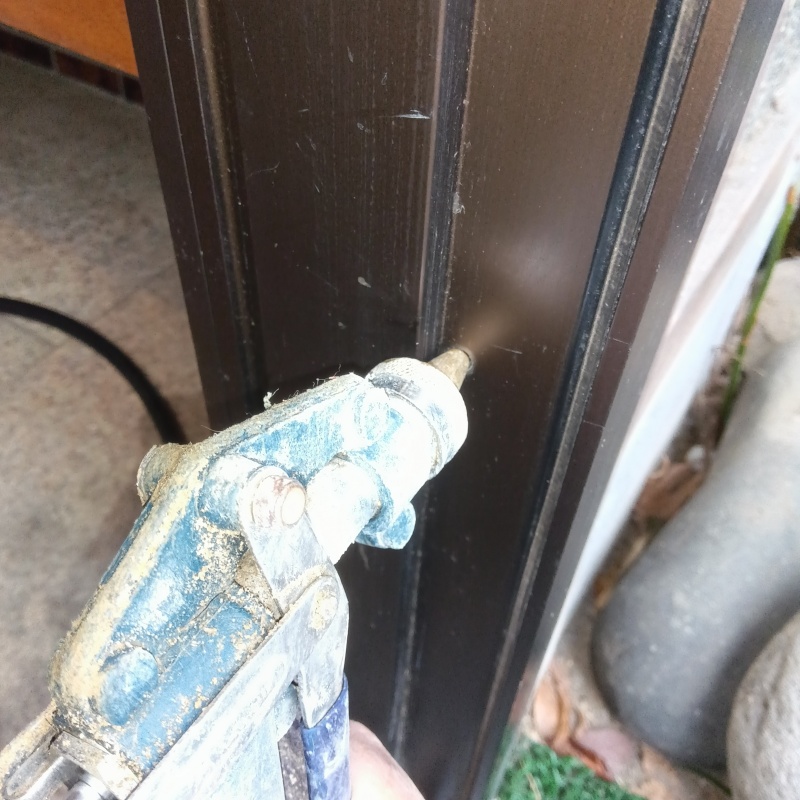 壁内部に直接シロアリ駆除剤を注入