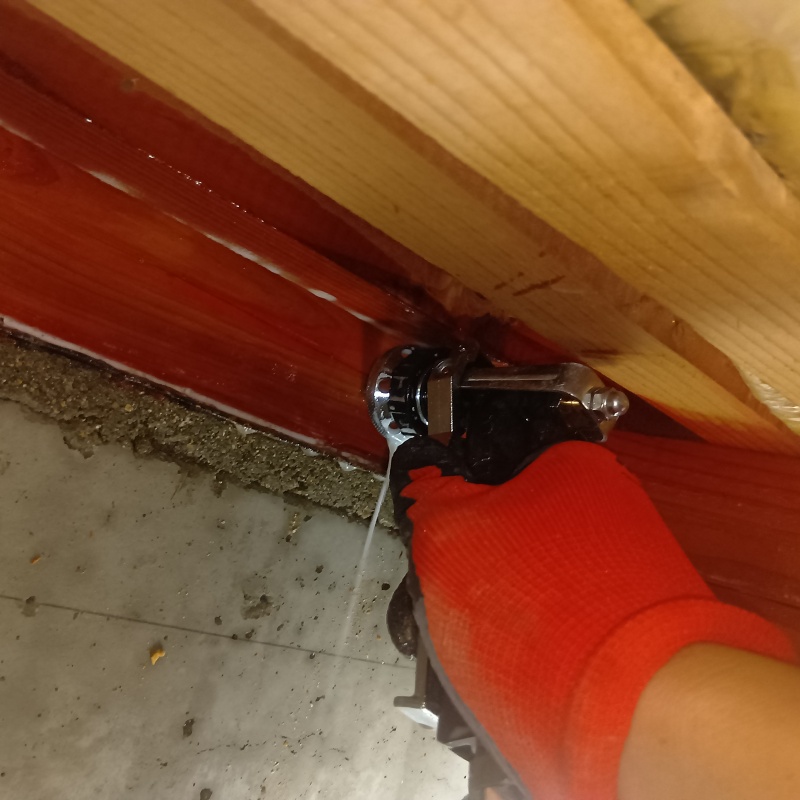 床下木材に穴を開けてシロアリ駆除剤を注入