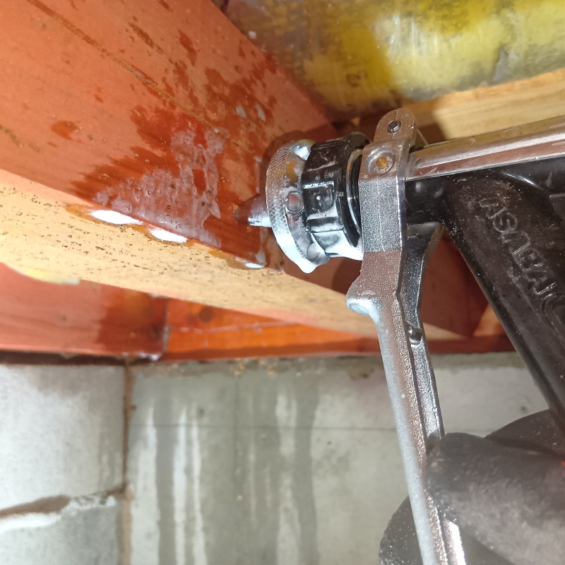 床下木材に直接シロアリ駆除剤を注入