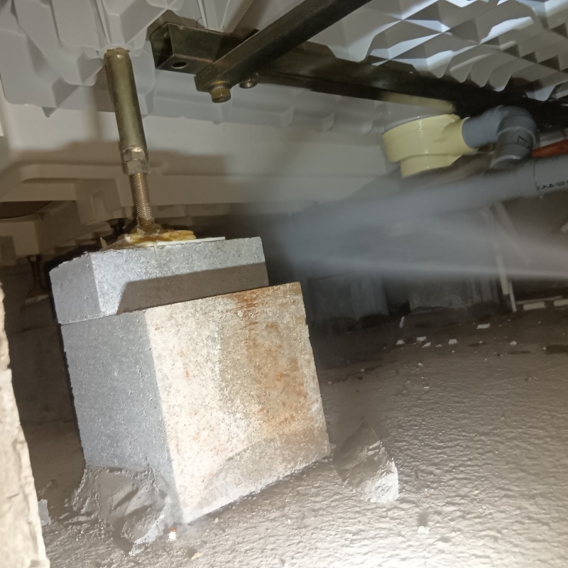 束石まわりにシロアリ駆除剤を散布