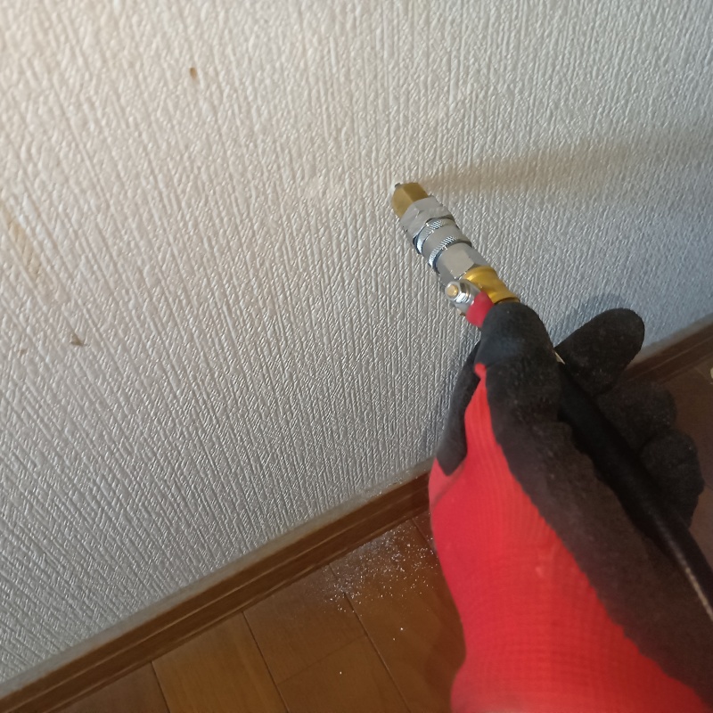 壁に穴を開けてシロアリ駆除剤を注入