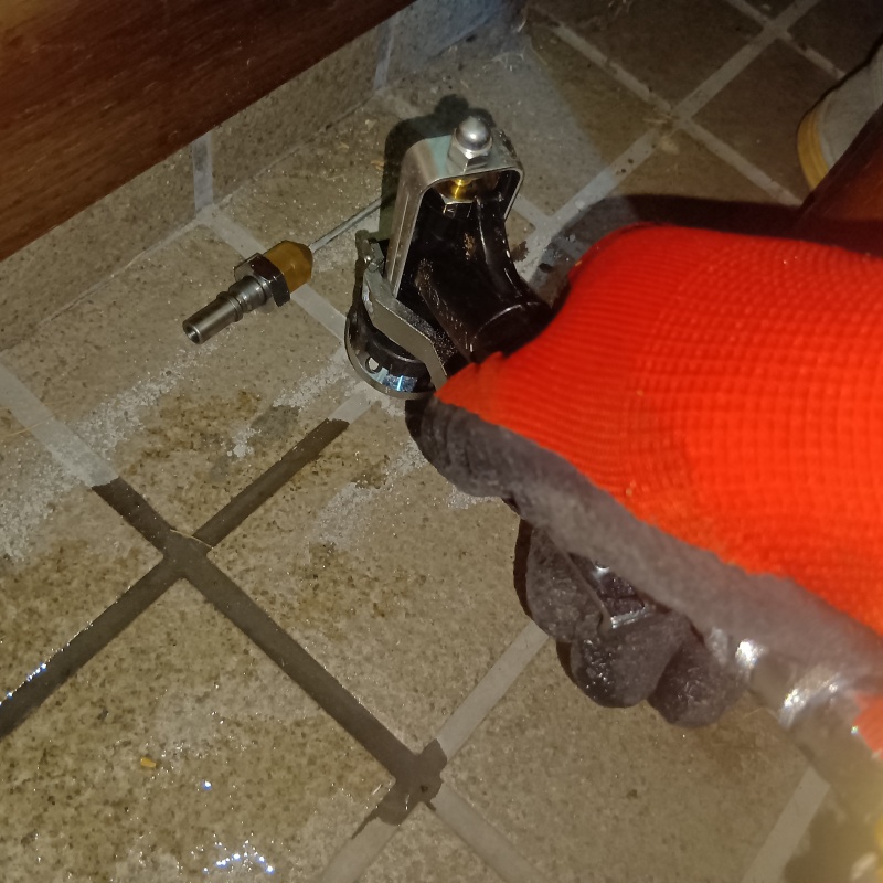 玄関床のタイルの目地からシロアリ駆除剤を注入