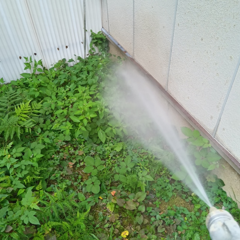 建物外周の土壌にシロアリ駆除剤を散布