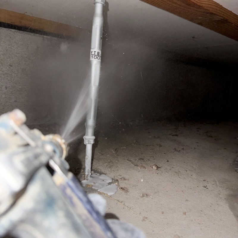 床下断熱材にシロアリ駆除剤を散布