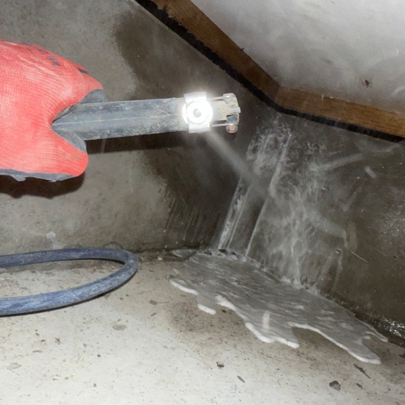 基礎にシロアリ駆除剤を散布