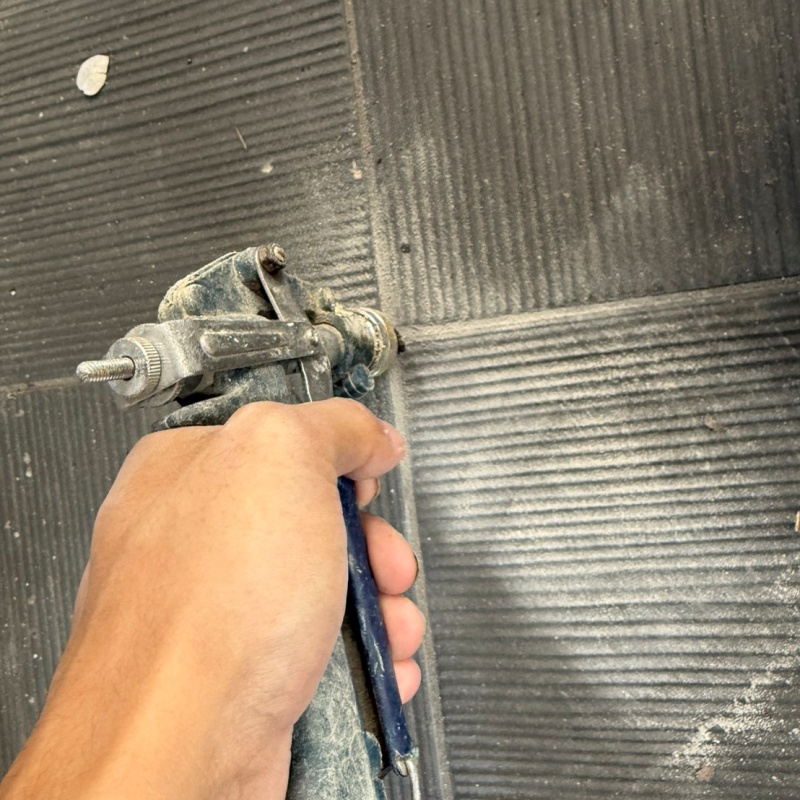 玄関床の目地に穴を開けてシロアリ駆除剤を注入