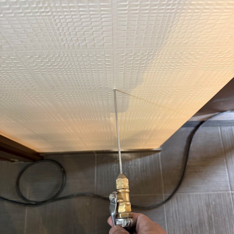 壁に穴を開けてシロアリ駆除剤を注入